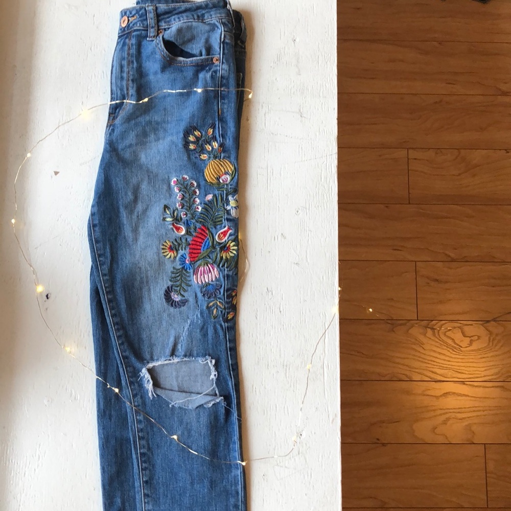 SUPER TRENDY EMBROIDERED DISTRESSED JEANS